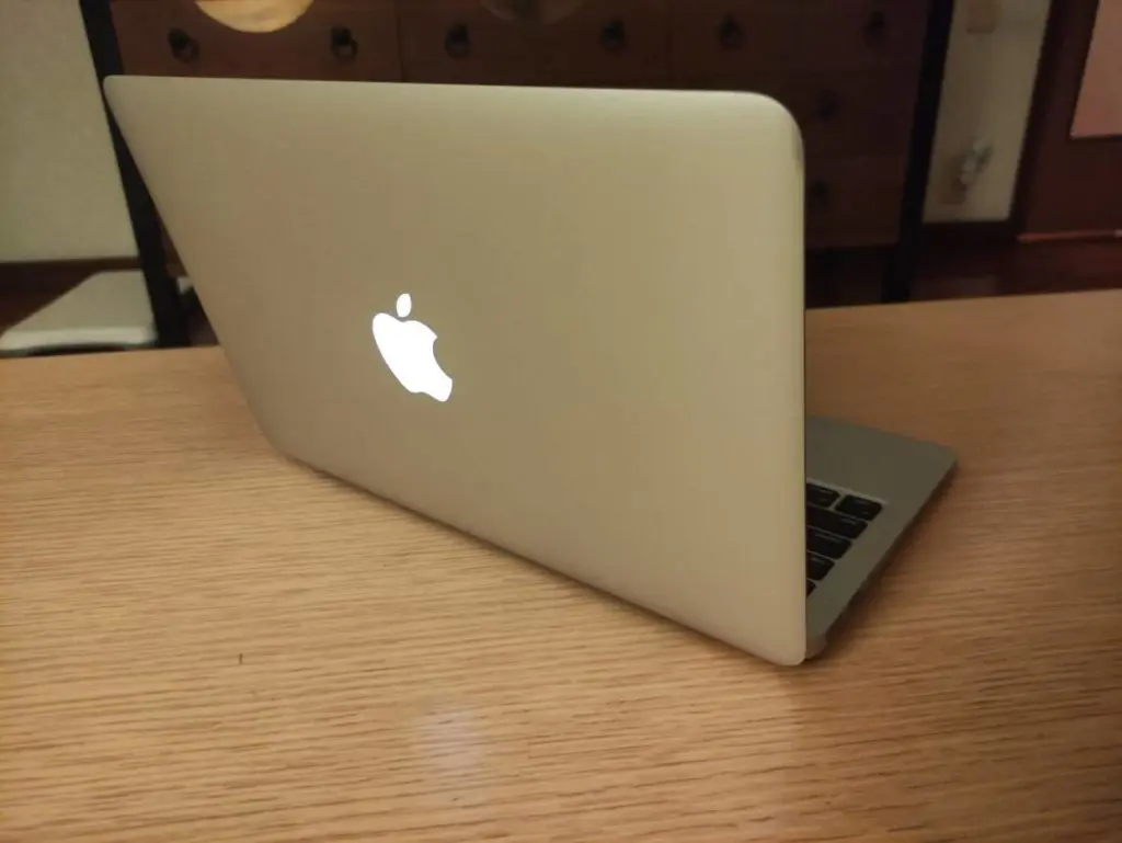 リンゴマークが光るMacbook Air購入、10年前のメモリ4GB Macは使える