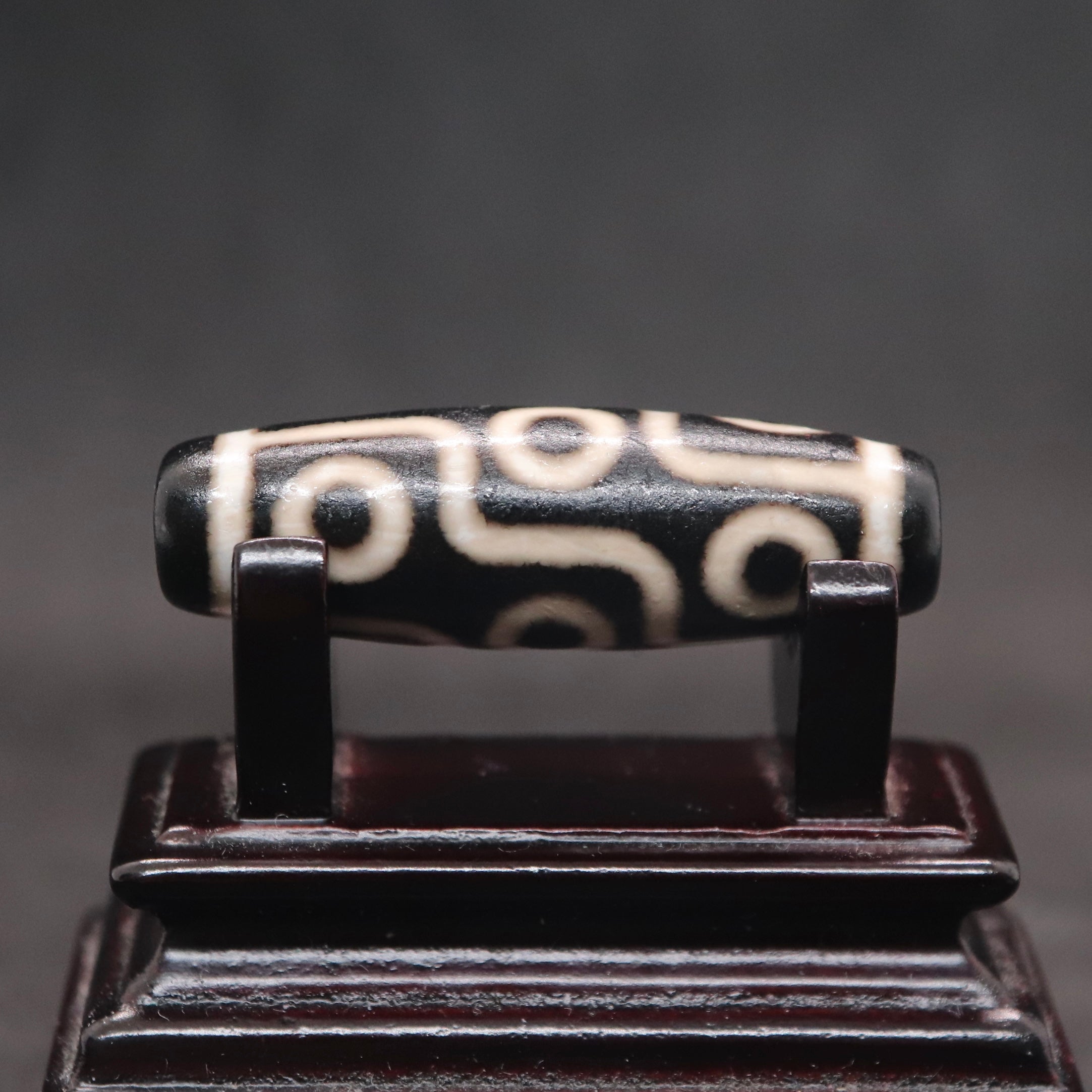 右下がり九眼天珠38.3㎜ – 天然石屋 優月堂