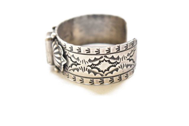 white buffalo（ホワイトバッファロー）ナバホスピリットバングル