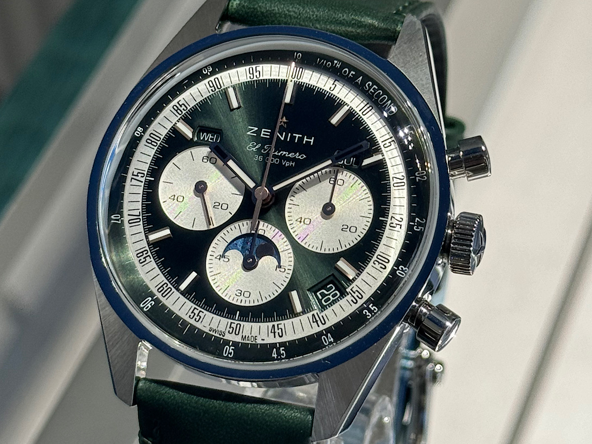 鮮やかなオリーブグリーン文字盤にムーンフェイズがセッティングされた