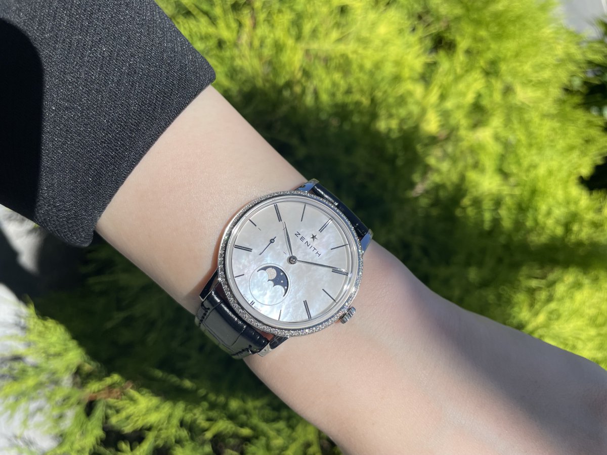 ホワイトマザーオブパールとダイヤモンドが輝く『ウルトラ シン レディ