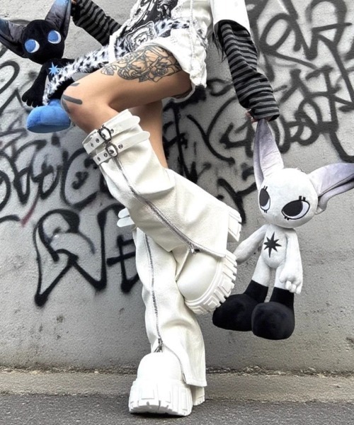 DIAVEL ブーツ 「天使系ホワイト登場」/「1足3役」超厚底×美脚レッグ