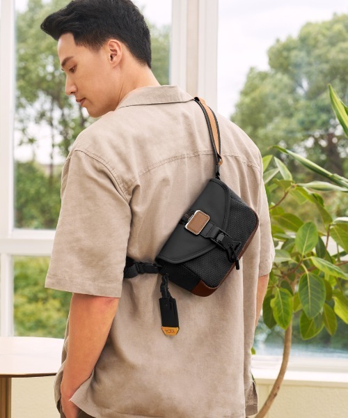 TUMI（トゥミ） ショルダーバッグ ALPHA BRAVO 「コンパス」クロス