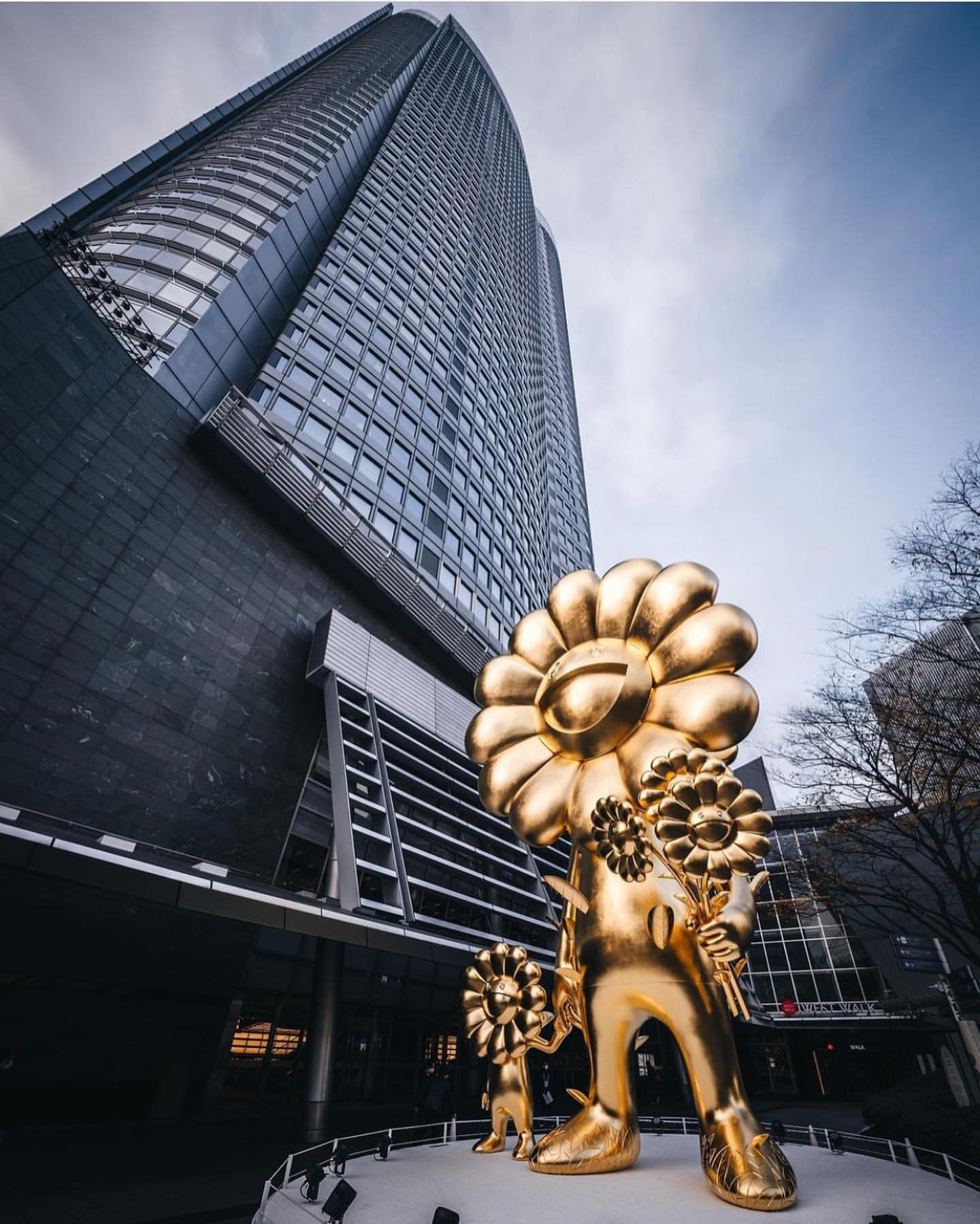 3月24日(水)10時よりWEBショップにて村上隆新作ポスター「お花の親子