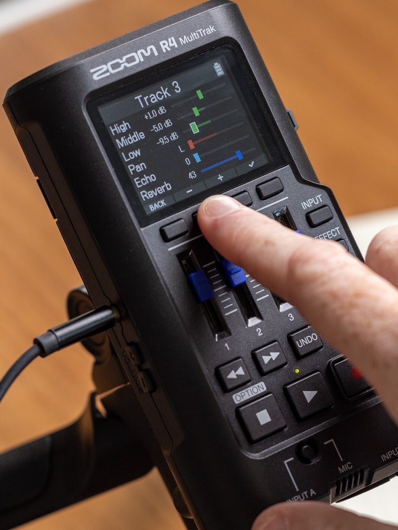 R4 MultiTrak 4-track mixer/recorder for musicians | ZOOM