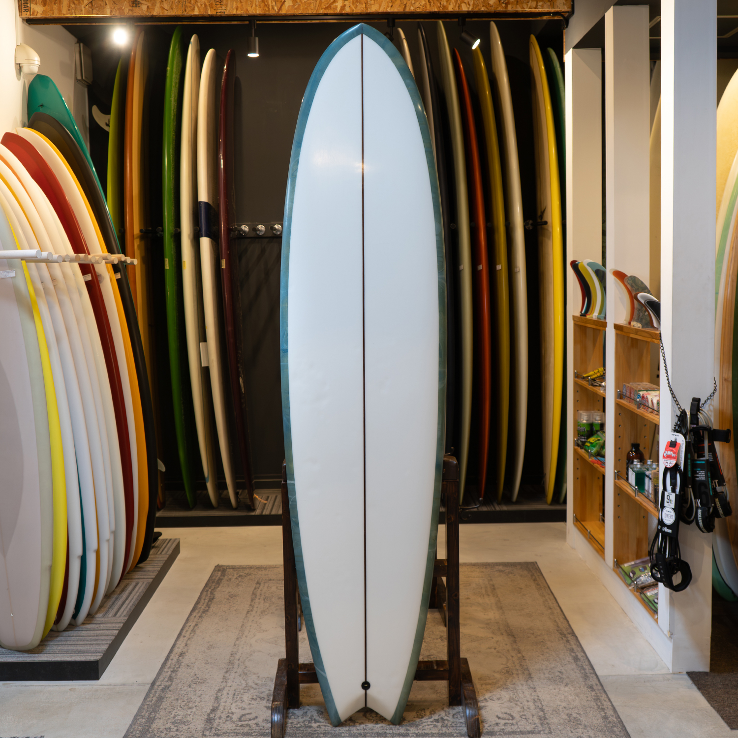 ロングボードのような最速のテイクオフが可能の中古ミッドレングス入荷