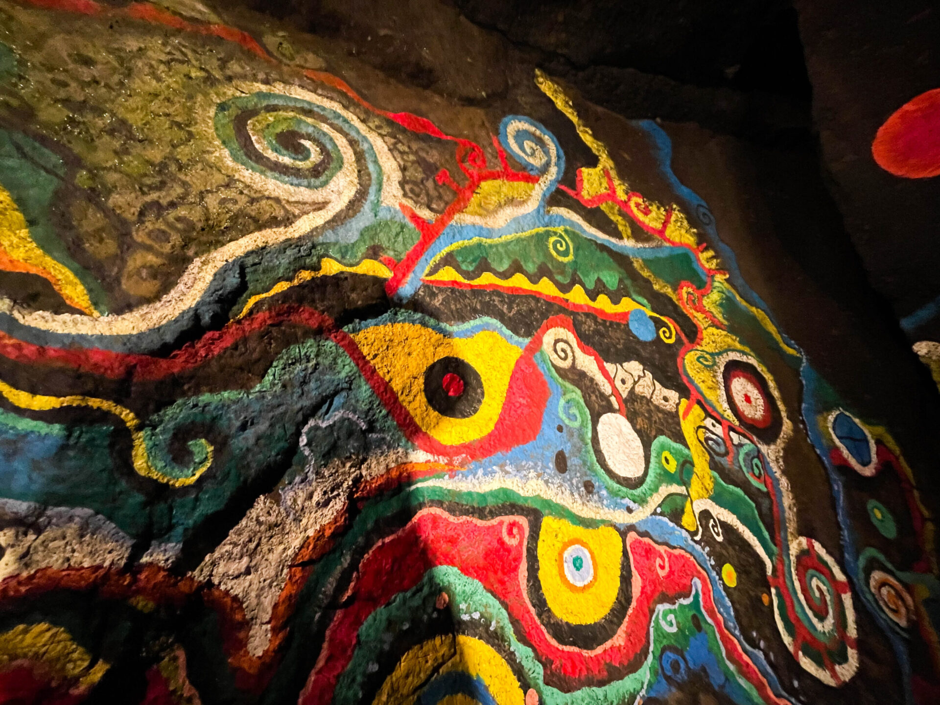 熊襲の穴」（くまそのあな）神話の世界へ！モダンアートが彩る神秘的な