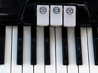 軽い34鍵盤 MM48ﾍﾞｰｽ | アコーディオンの修理と調律および販売の専門会社