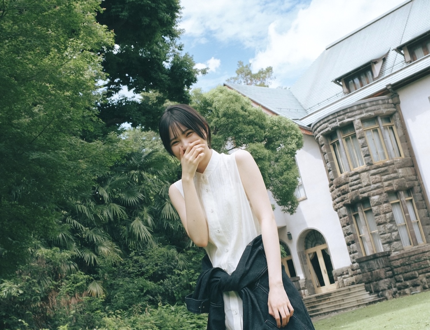 櫻坂46 的野美青、緑に囲まれた歴史ある洋館で存在感と美しさ披露