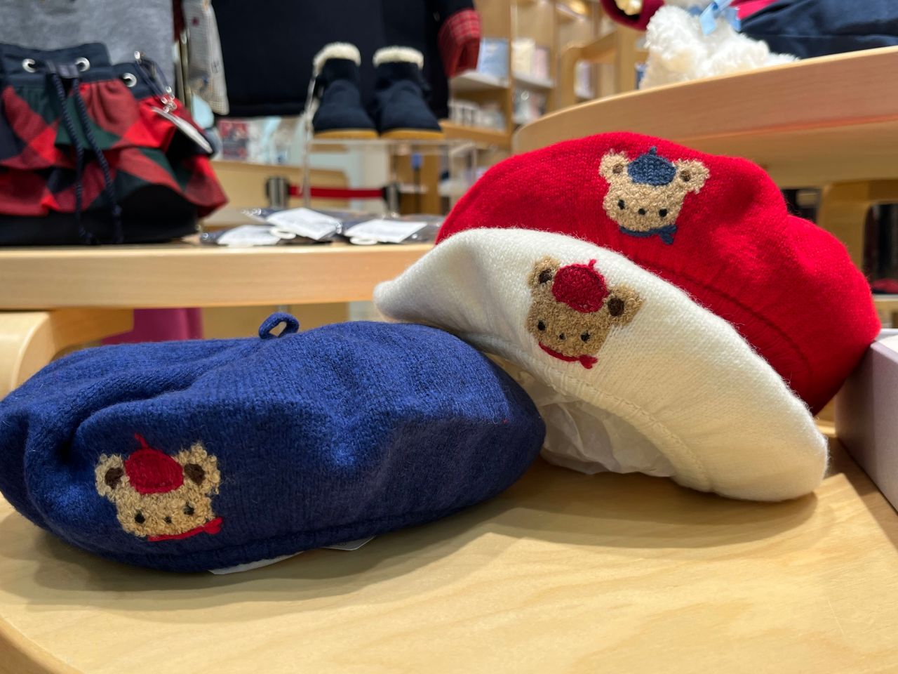 冬先取り！差し色にいかがですか？｜ファミリア阪急うめだ本店