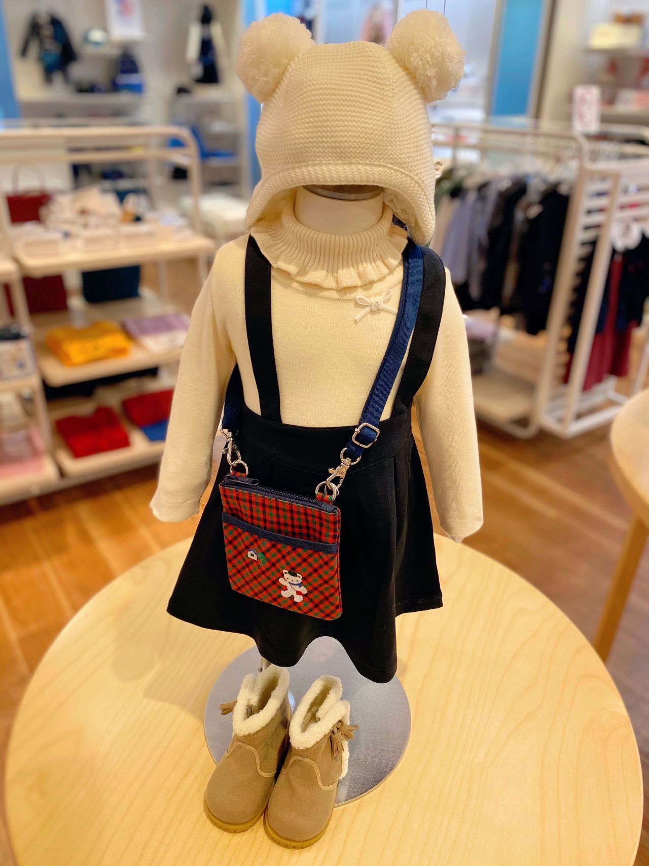 毎年、人気のポンポン付きニット帽！｜ファミリア博多阪急ファミリア