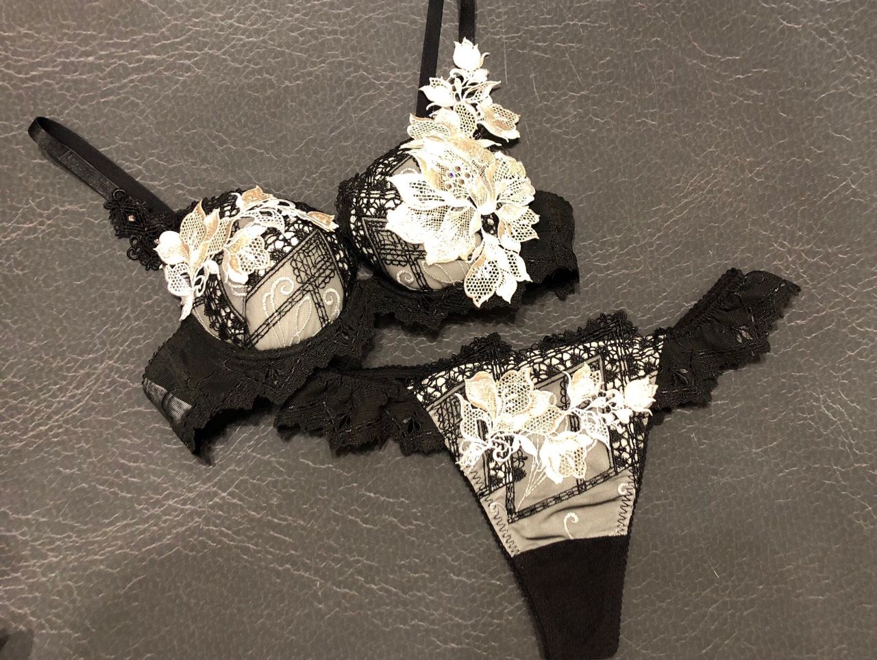 サルート04グループ | 浦和パルコ店 | 下着の専門店アンテシュクレ