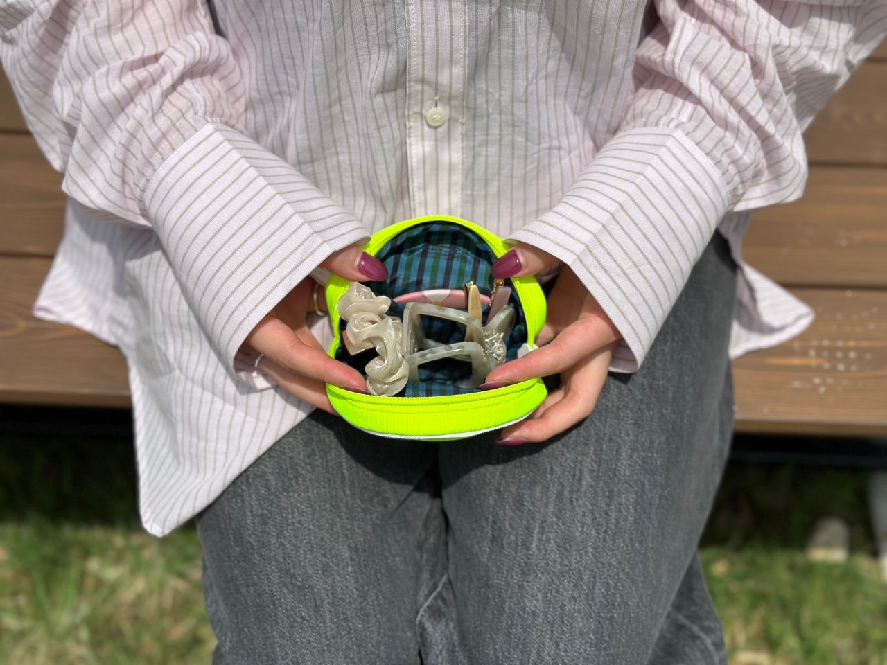 ☆社員の推しグッズ☆チャーム型ポーチの使い方｜ファミリアプレスの