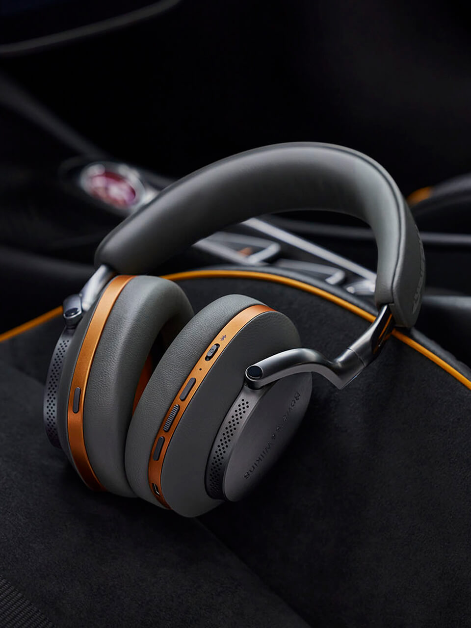 Bowers & Wilkinsとのコラボによる「Px8 McLaren Edition」ヘッドホン