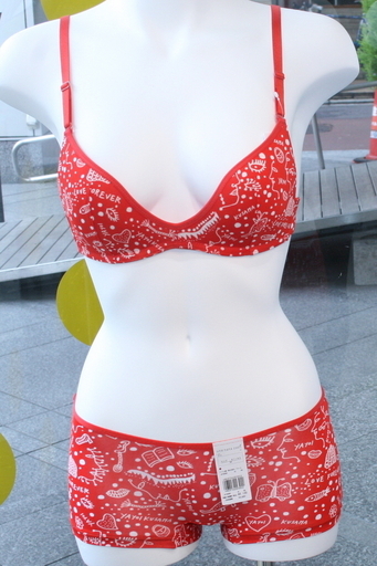 草間彌生とコラボしたアートな下着、青山に期間限定ショップ 写真9枚