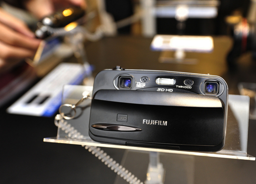 3Dデジカメ「FinePix Real 3D W3」、佐々木希がPR 写真7枚 国際