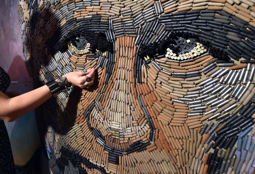 薬きょう5000個でプーチン大統領の肖像画、ウクライナ 写真13枚 国際