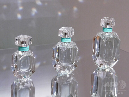 ティファニー」新フレグランス、ブルーが煌めくアイリスフラワーの香り