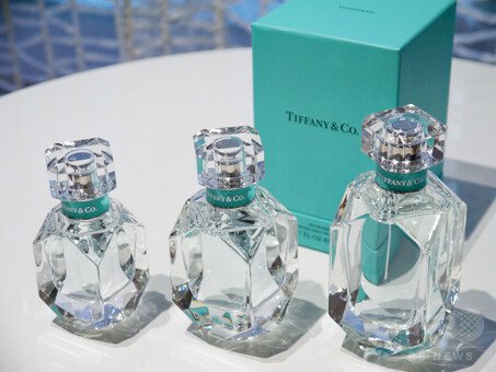 ティファニー」新フレグランス、ブルーが煌めくアイリスフラワーの香り