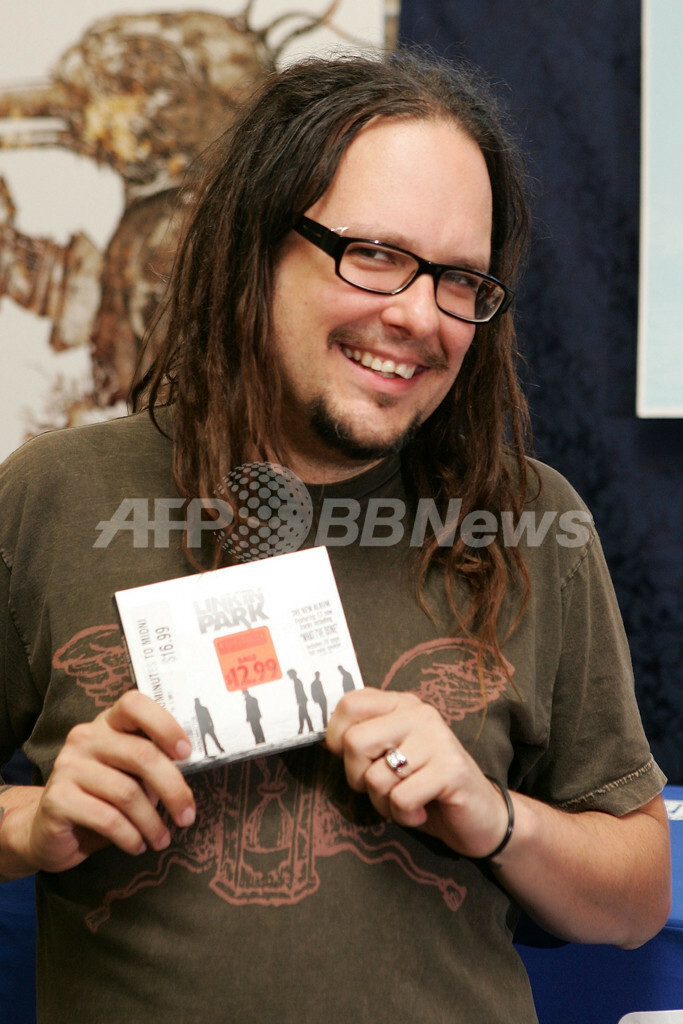 コーン ニューアルバム発売を記念したサイン会開催 写真3枚