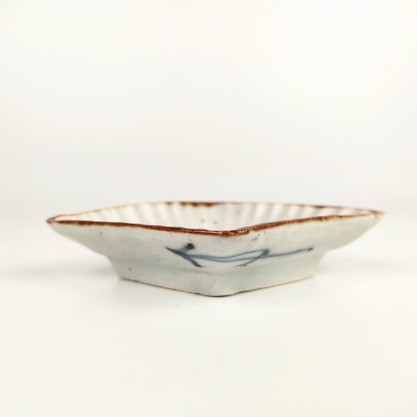 伊万里 染付コンニャク印判菊流水文菱形豆皿 – 古美術西川