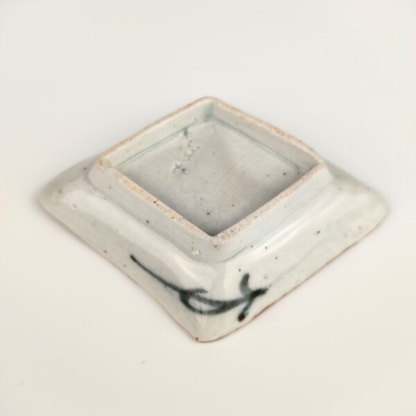 伊万里 染付コンニャク印判菊流水文菱形豆皿 – 古美術西川