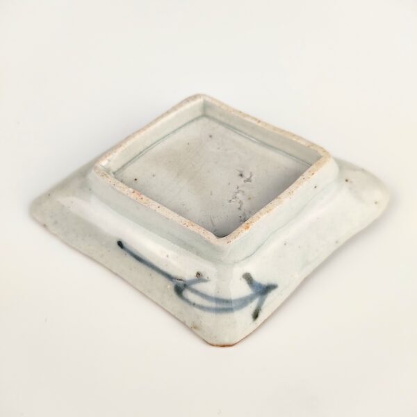 伊万里 染付コンニャク印判菊流水文菱形豆皿 – 古美術西川