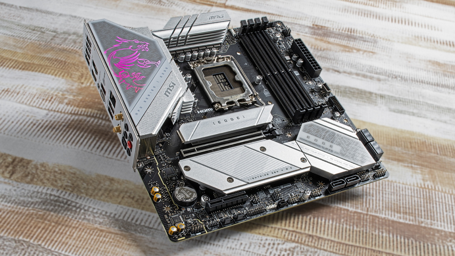 ミドルレンジ構成に絶好のmicroATXマザーが登場！白銀カラーもまぶしい