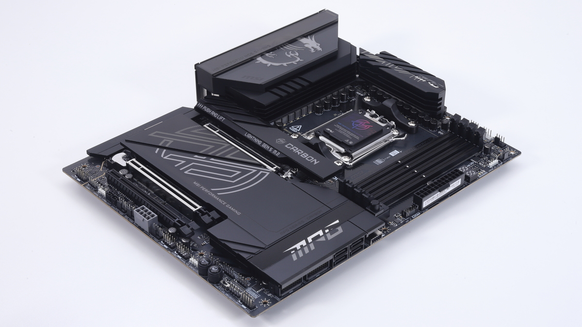 Ryzen 9 9950Xに相応しい18+2+1フェーズ電源にビデオカード2枚挿しも