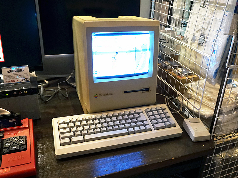 懐かしのMacintosh Plusが税込1.3万円で店頭販売中、キーボードと