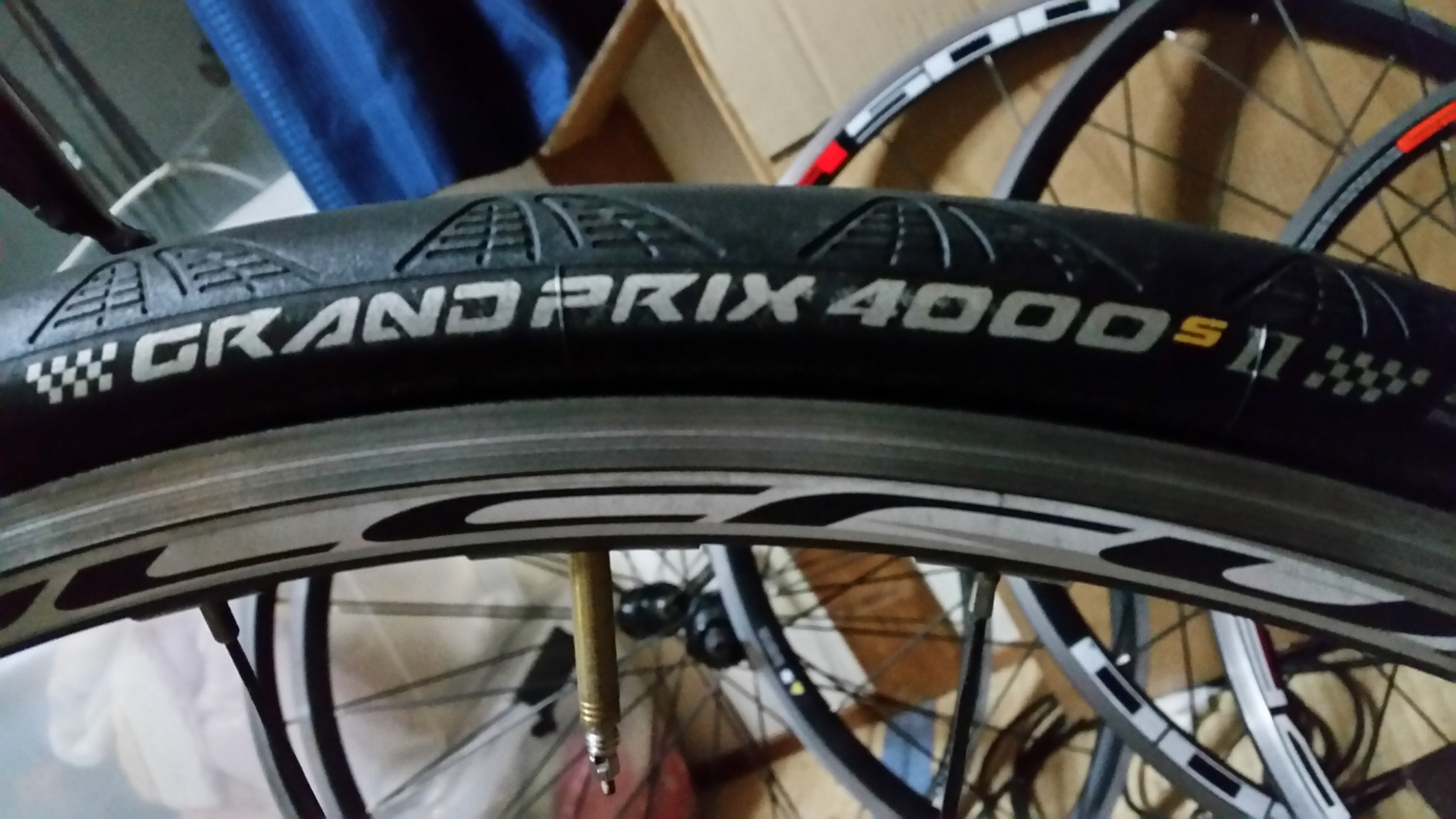 コンチネンタル GP4000S2 25C クリンチャータイヤをインプレ