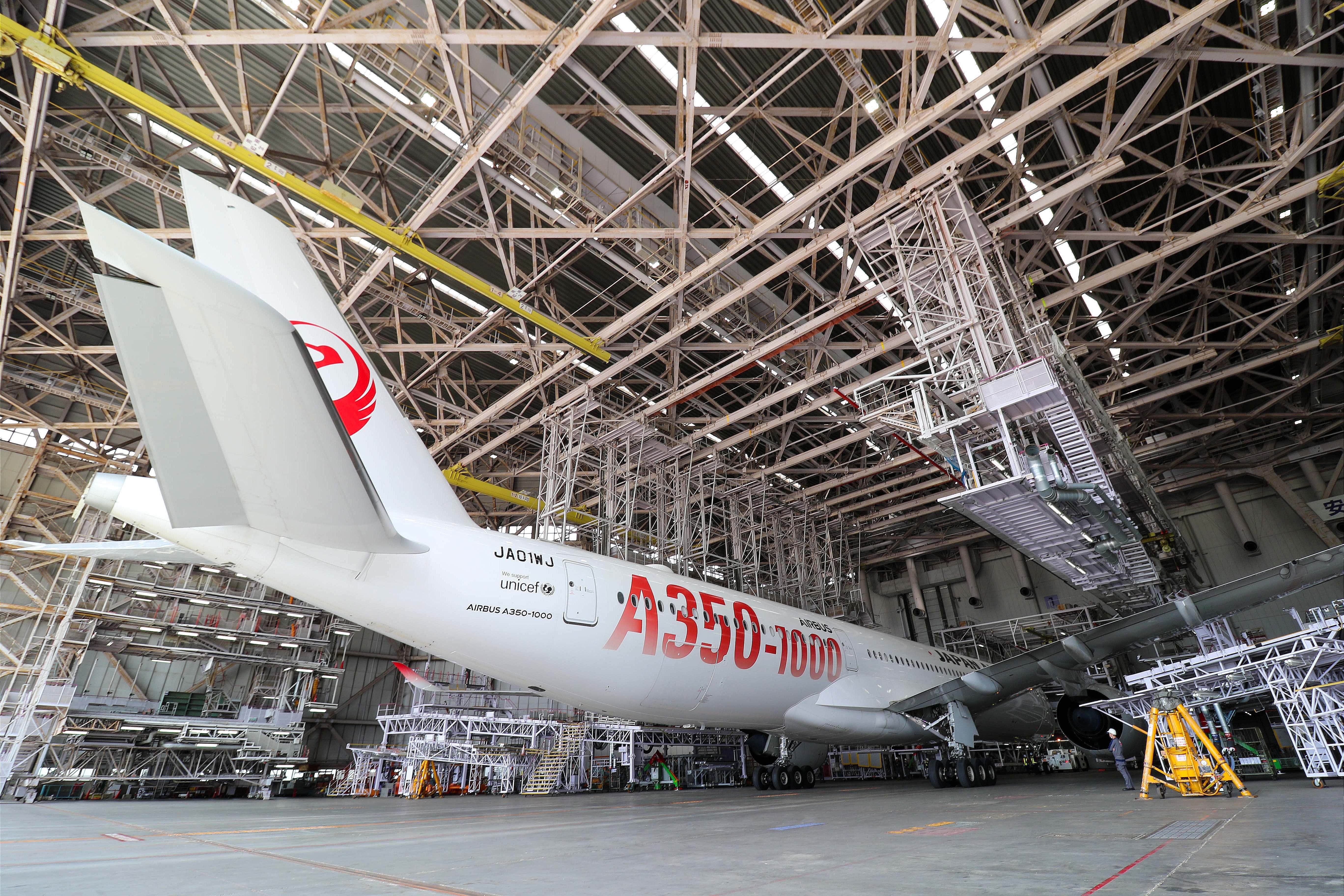 JALのA350-1000JA01WJが重整備へ。ハンガーインで見た、特別塗装機