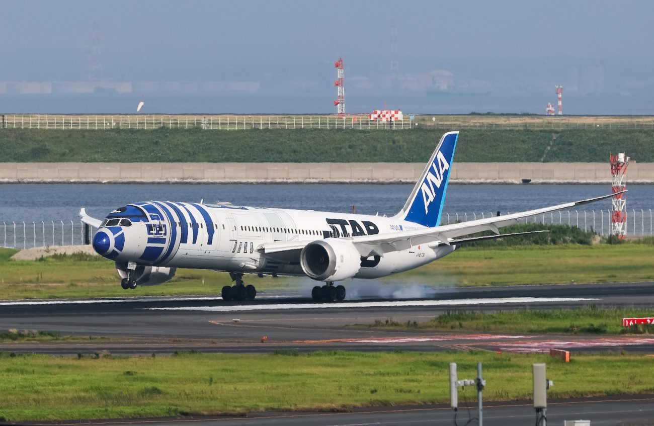 R2-D2 ANA JET」のラストフライトが羽田に到着。最後のタッチダウン