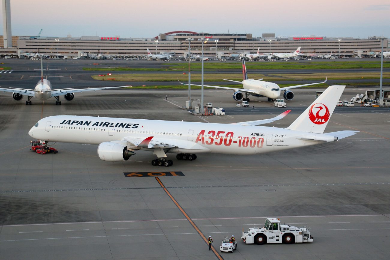 JALのA350-1000JA01WJが重整備へ。ハンガーインで見た、特別塗装機