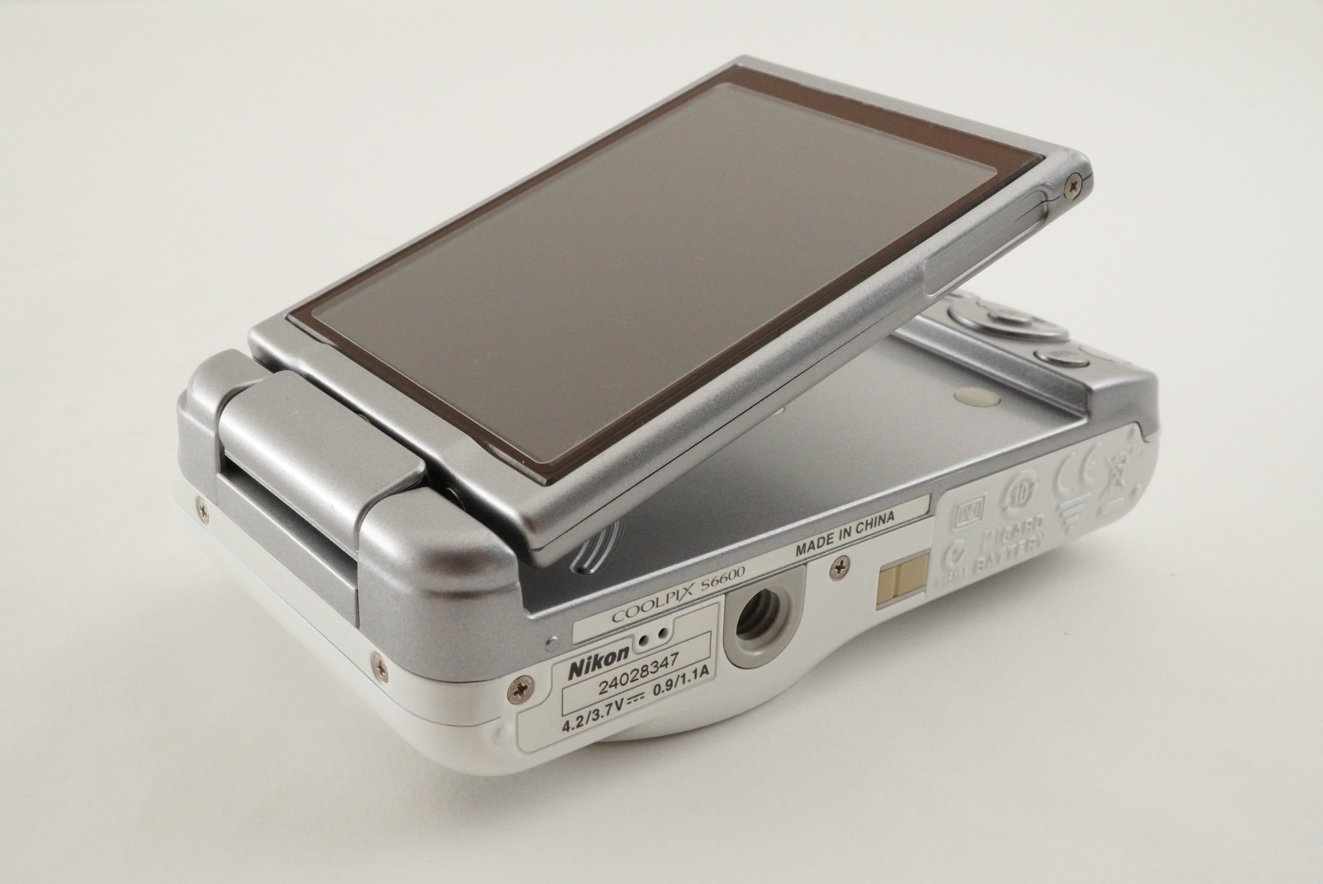 Nikon COOLPIX S6600 White With 4GB SDHC Card Digital Camera from