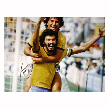 ジーコとソクラテスが1982年ワールドカップの写真にサイン