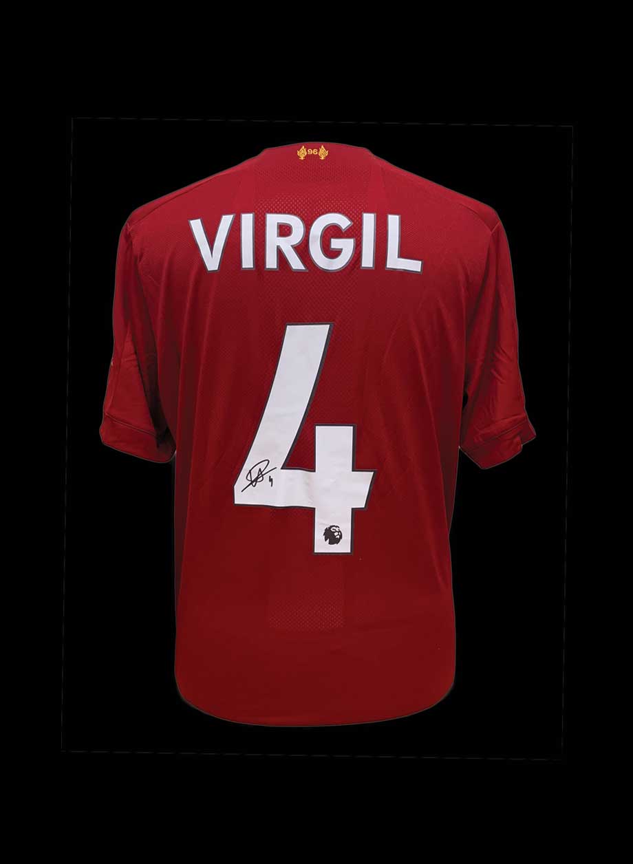 フィルジル・ファン・ダイクがリヴァプールのユニフォームにサイン