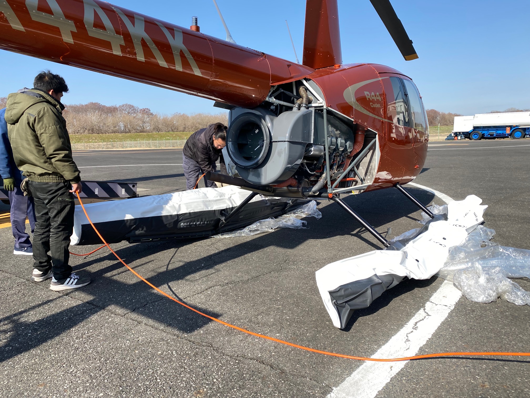 日本初登場！R44CADETが水上ヘリコプターへ | アルファーアビエィション