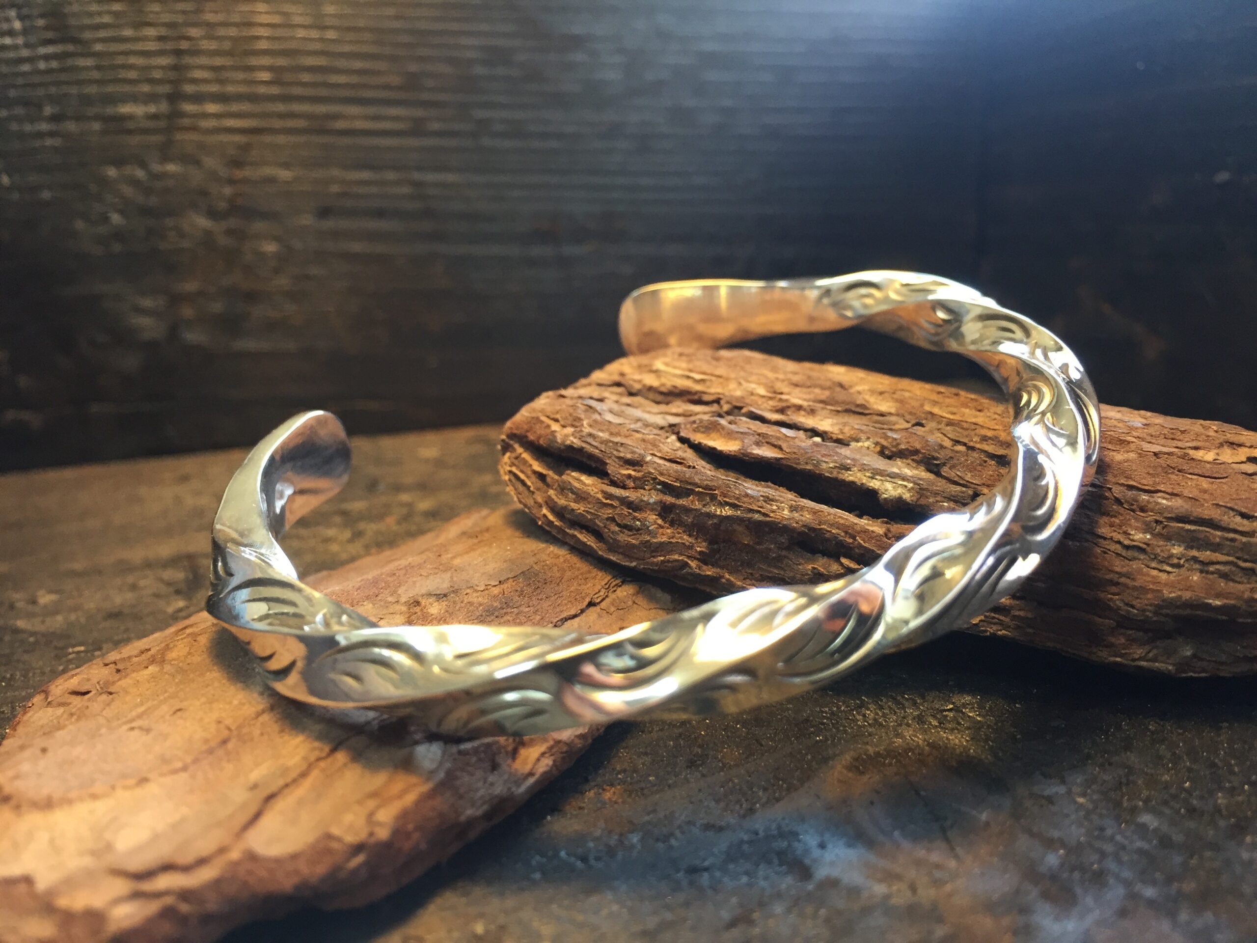 唐草彫りツイストバングル シルバー 5mm角 名入れ無料 | Alsomitra