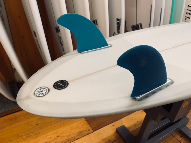 ミッドレングスのNEWボードとフィンセッテイング | サーフィンスクール