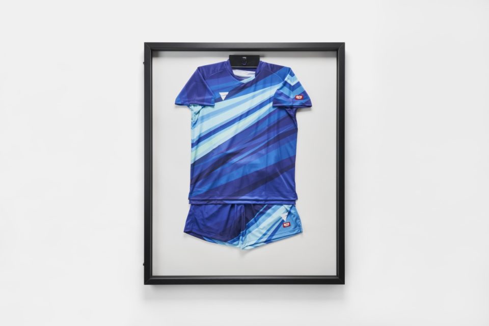 新製品 ： 前開き式ユニフォーム額 ダブルハンガー | 額縁メーカー