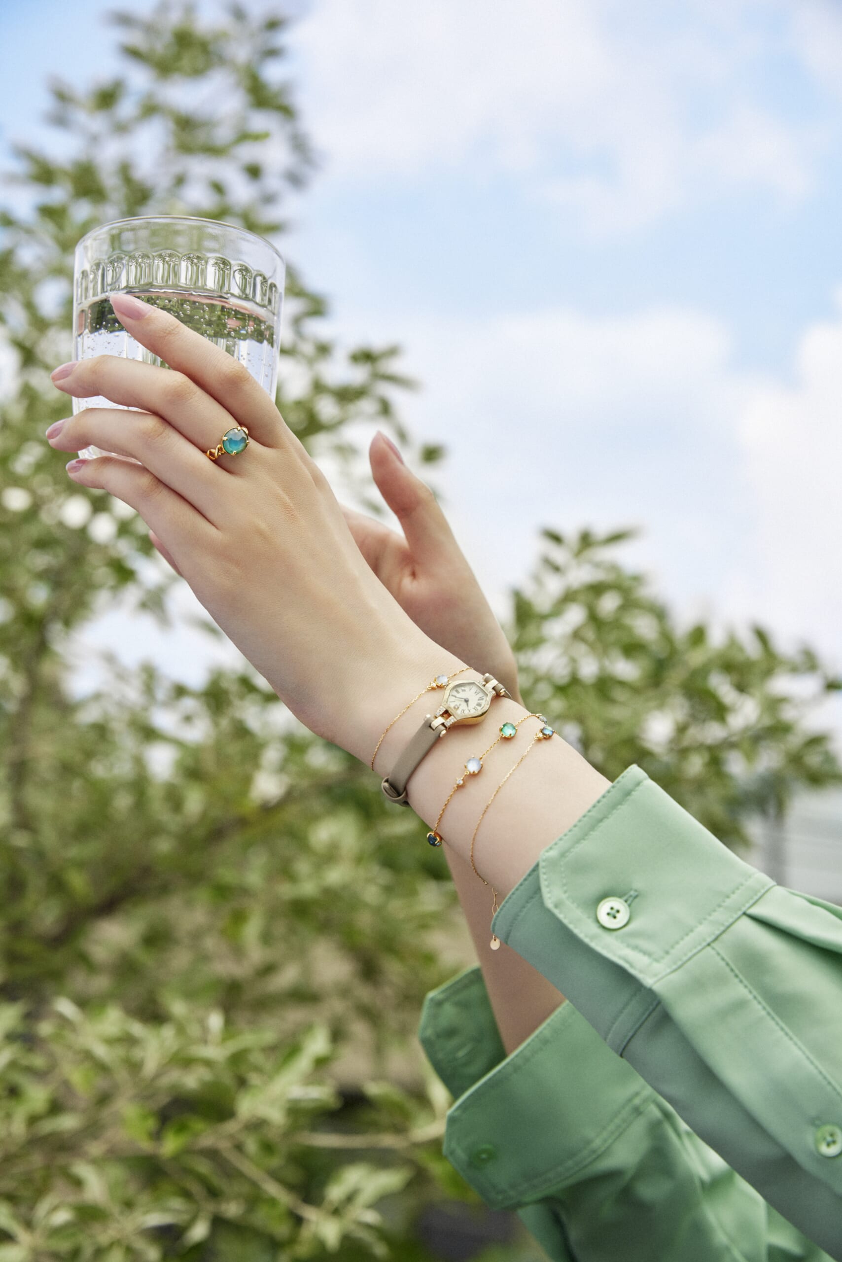 夏だからこそ手もとに華を！ タイプ別ジュエリー×時計の旬コーデ9選