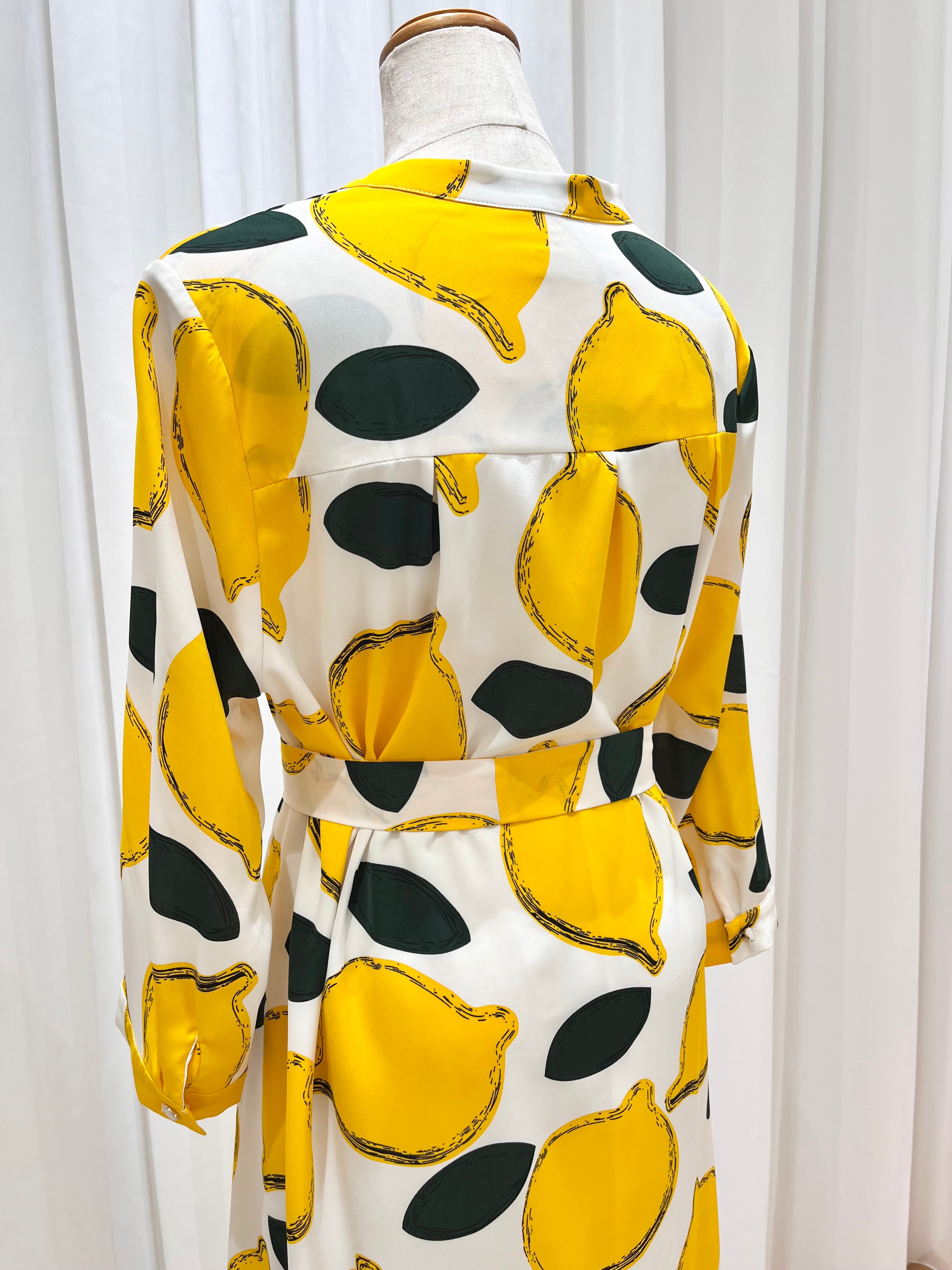 V襟ワンピース〈レモン柄〉 – アマルフィーオンラインショップ