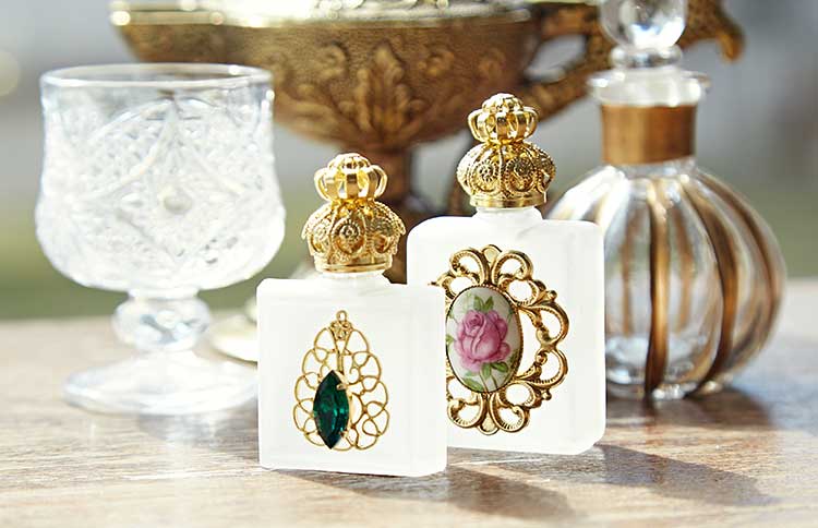 中欧の職人が作る美しいフォルムとぬくもりのチェコガラス香水瓶