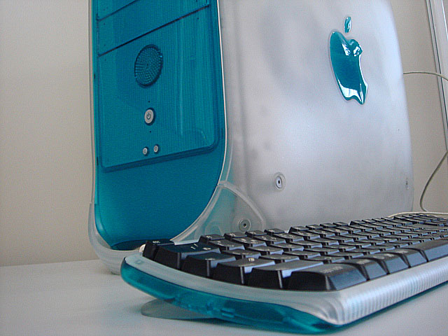 Power Macintosh G3 Blue & White (Apple) 1999年 | 古いハードに囲ま