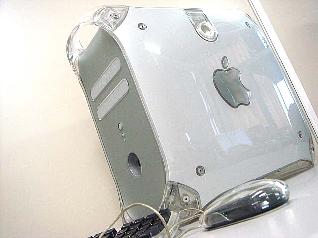 Power Mac G4 Quick Silver（Apple） 2002年 | 古いハードに囲まれて