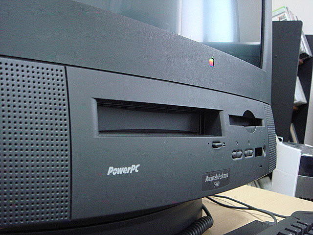 Macintosh Performa 5440 (Apple) 1996年 | 古いハードに囲まれて