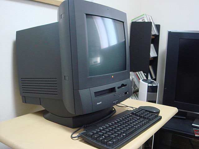 Macintosh Performa 5440 (Apple) 1996年 | 古いハードに囲まれて