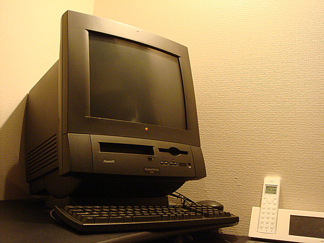 Macintosh Performa 5440 (Apple) 1996年 | 古いハードに囲まれて