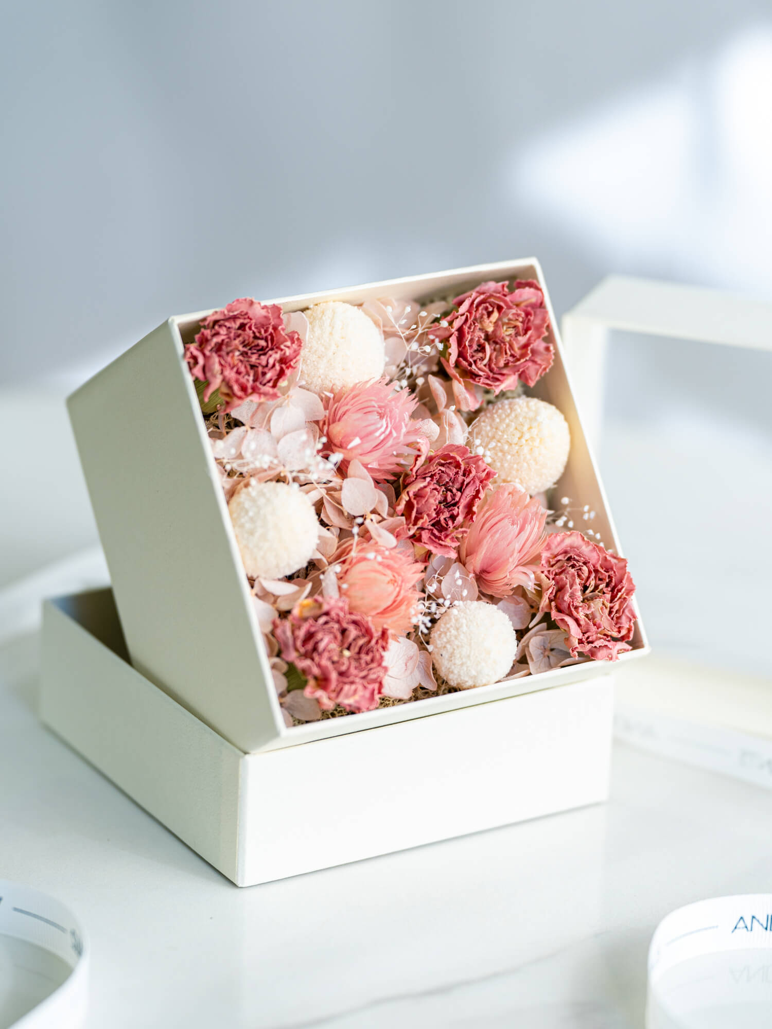 ドライの鮮やかなフラワーボックスM - ピンク - | お花の通販AND